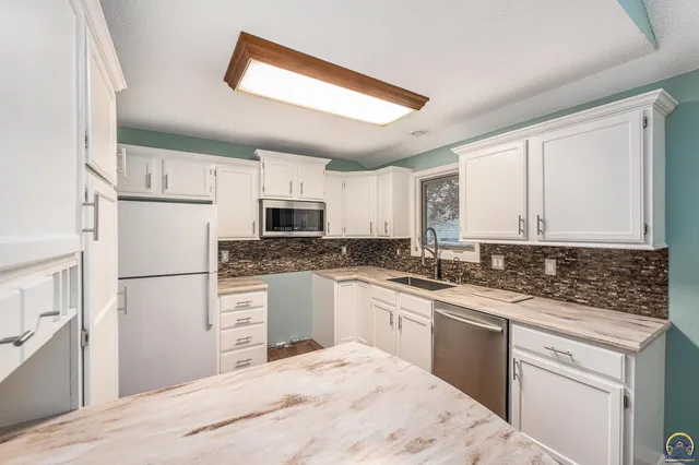 $274,900 | 3525 Southwest Kent Court, Topeka, KS 66614