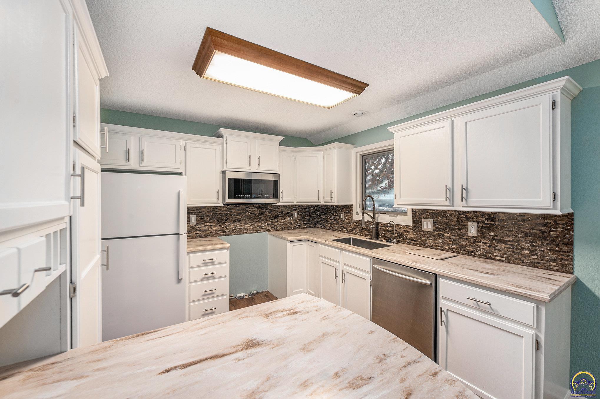 3525 Southwest Kent Court Topeka, KS 66614 - Photo 11 of 29