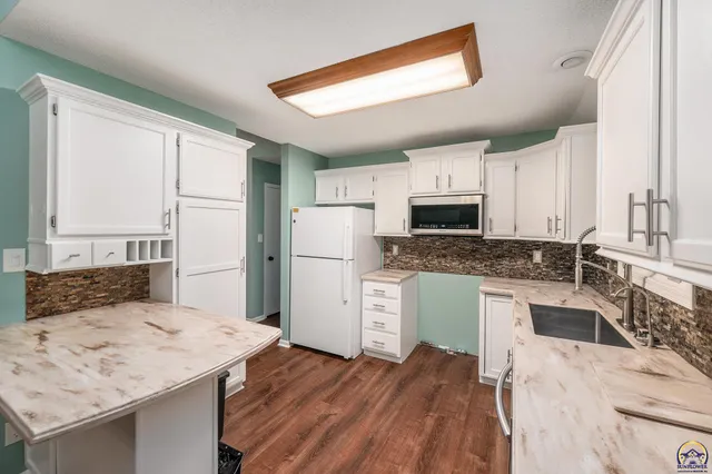 $274,900 | 3525 Southwest Kent Court, Topeka, KS 66614