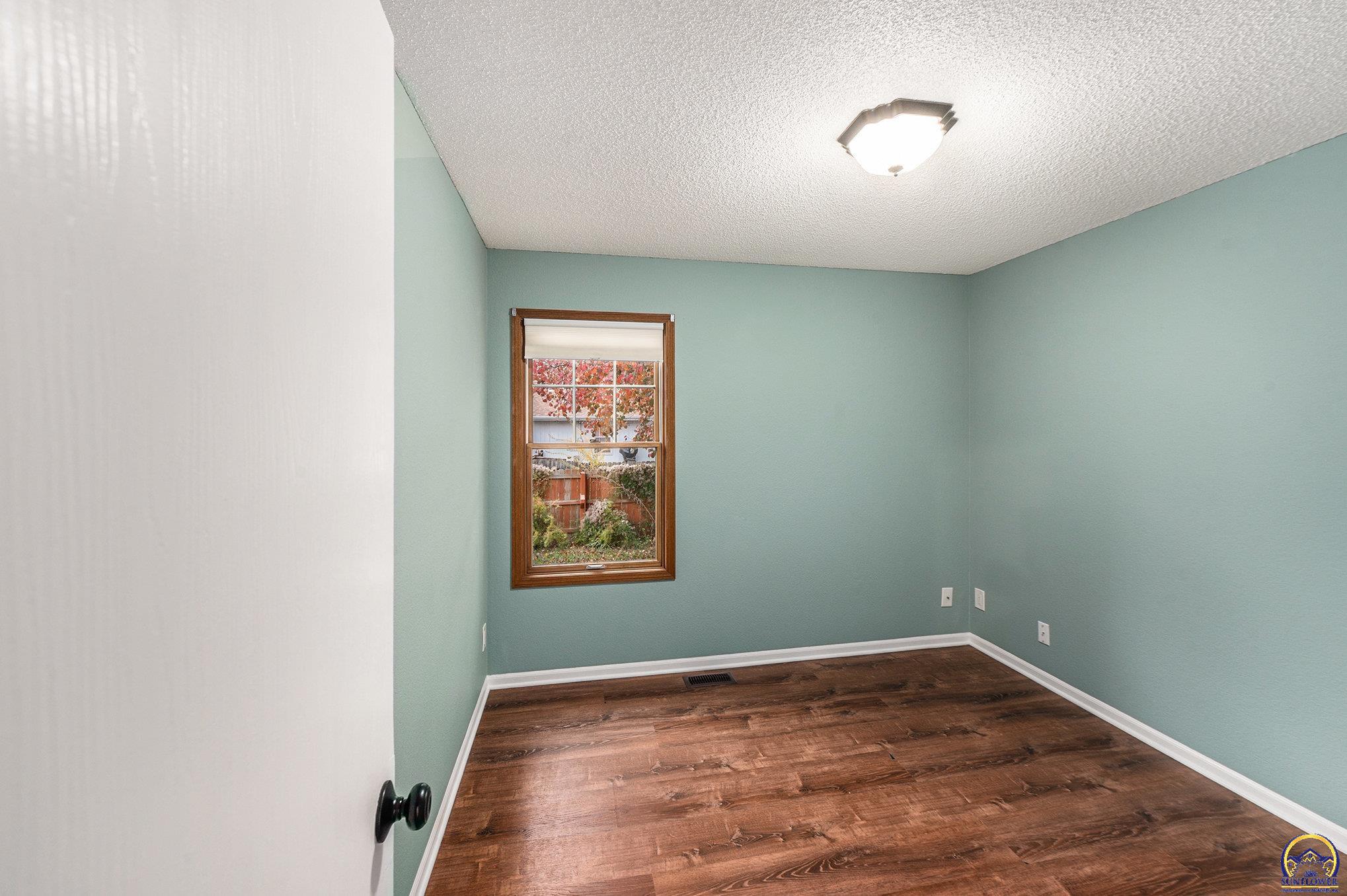 3525 Southwest Kent Court Topeka, KS 66614 - Photo 15 of 29