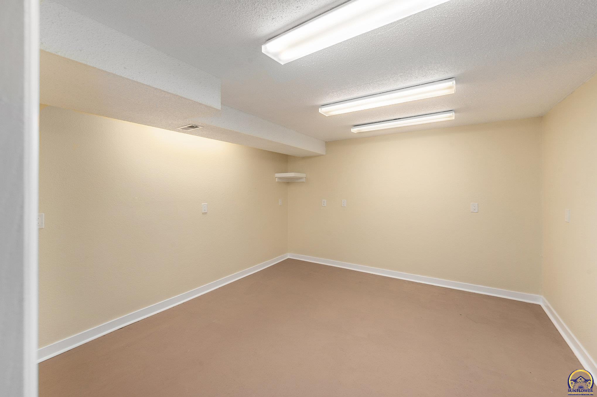 3525 Southwest Kent Court Topeka, KS 66614 - Photo 18 of 29