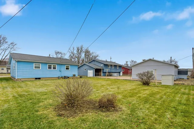 a view of a house with a yard