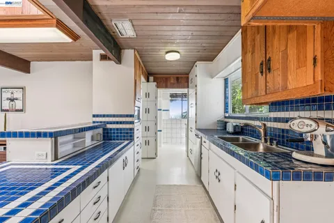 $1,350,000 | 8077 Shay Drive, Oakland, CA 94605