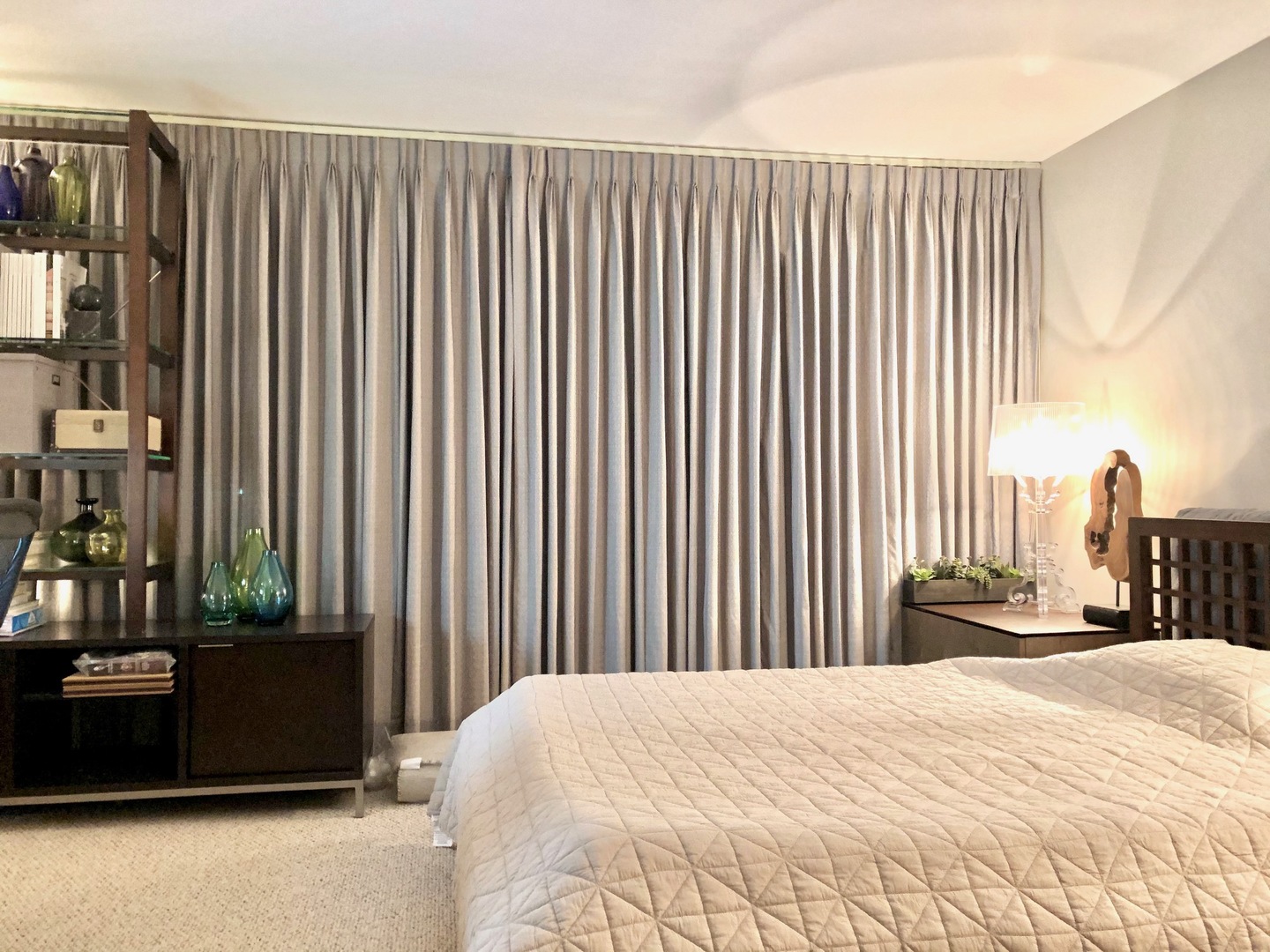 3275 Kirchoff Road, Unit 231 Rolling Meadows, IL 60008 - Photo 5 of 6 a bedroom with a bed and a potted plant