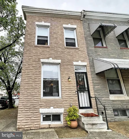 a view of a house with more windows and refrigerator