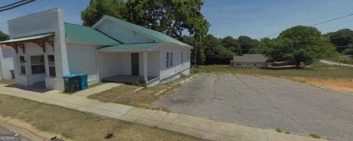 824-828 South Broad Street Commerce, GA 30529 - Photo 17 of 17 a view of a house with a patio