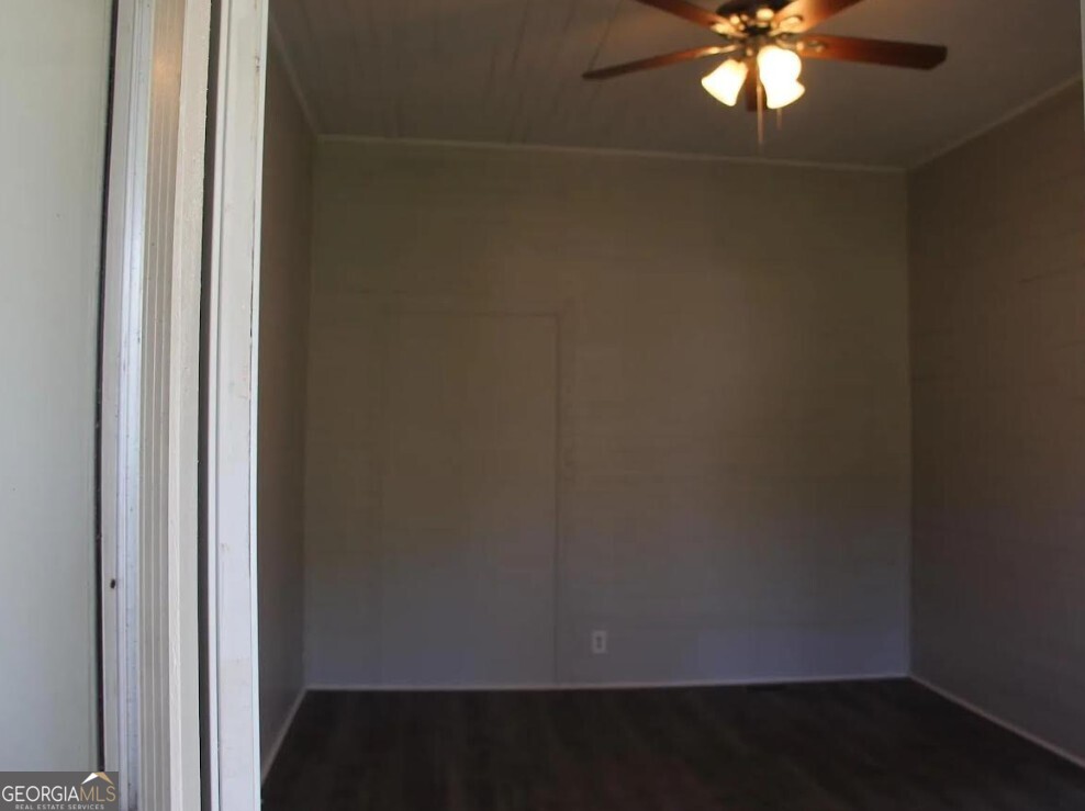 824-828 South Broad Street Commerce, GA 30529 - Photo 8 of 17 a view of a small space