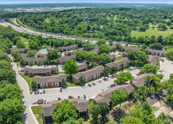 $1,600 | 1937 Greenpoint Drive, Unit 203, Kirkwood, MO 63122