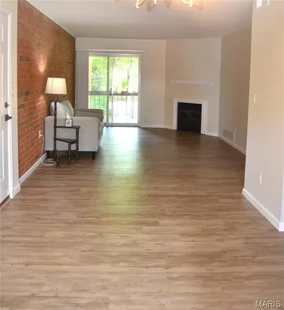 $1,600 | 1937 Greenpoint Drive, Unit 203, Kirkwood, MO 63122