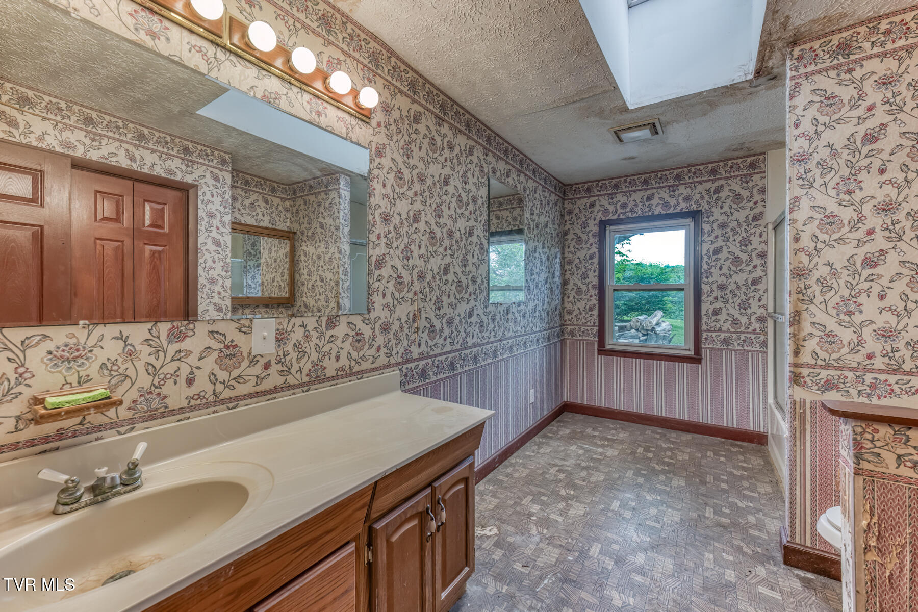 16905 Kingsport Highway Fall Branch, TN 37656 - Photo 34 of 81 16905 Kingsport Hwy-32