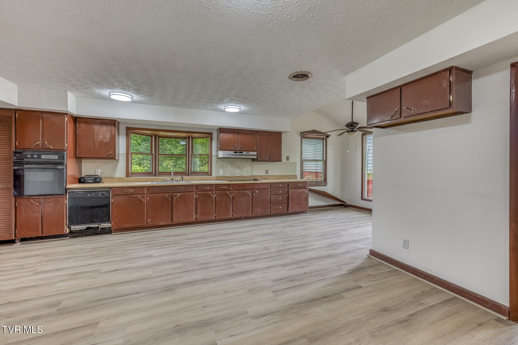 16905 Kingsport Highway Fall Branch, TN 37656 - Photo 36 of 81 16905 Kingsport Hwy-34