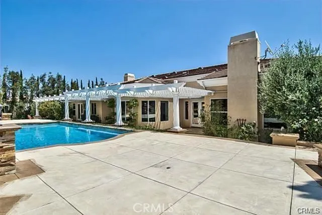 a view of a house with backyard and sitting area