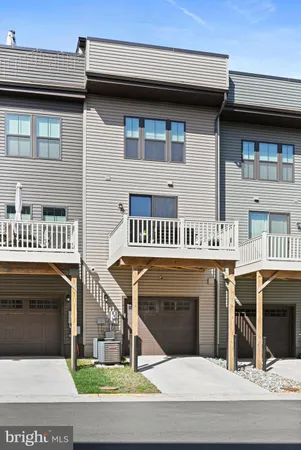 $685,000 | 14008 Airfoil Road, Herndon, VA 20171
