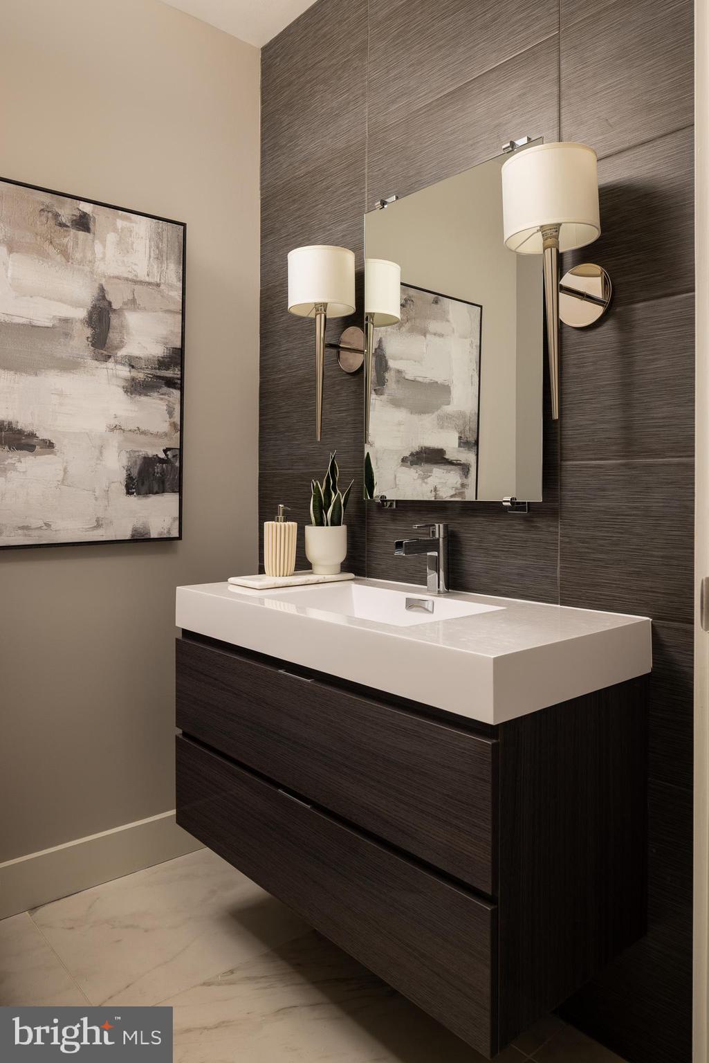 500 Walnut Street, Unit 701 Philadelphia, PA 19106 - Photo 25 of 32 a bathroom with a sink and a mirror