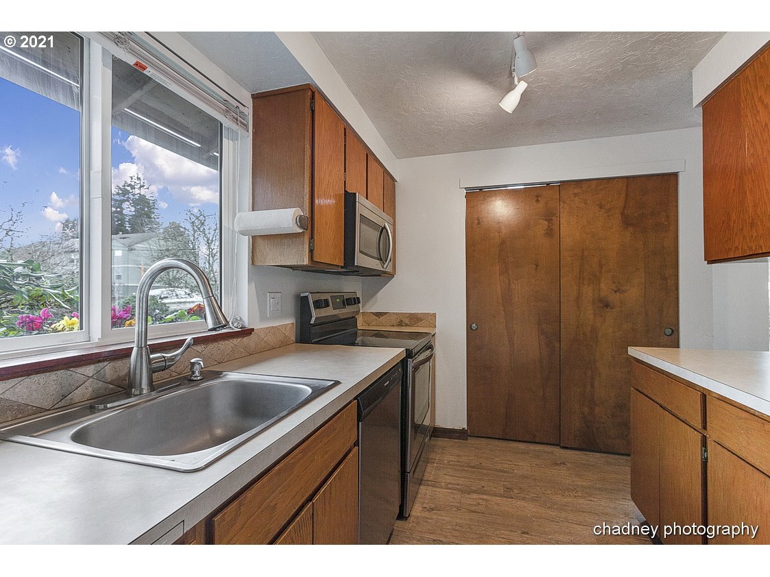 2736 Southeast Palmquist Road Gresham, OR 97080 - Photo 9 of 23