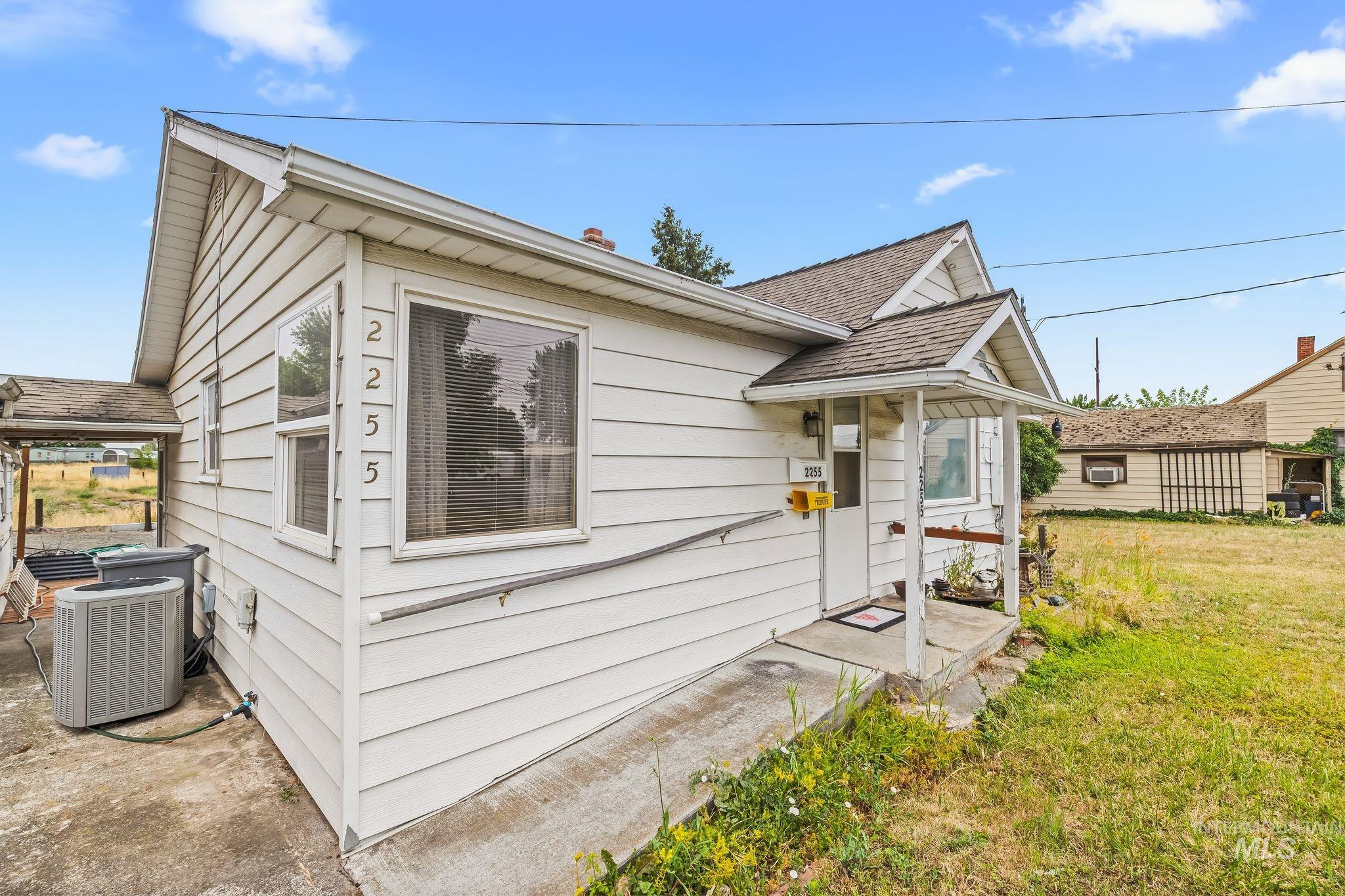 2255 Appleside Boulevard Clarkston, WA 99403 - Photo 3 of 41 White siding exterior with a covered porch entry