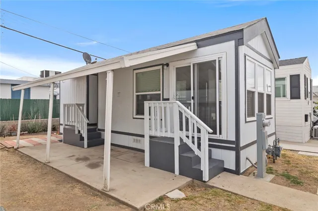 a view of a house with backyard and porch