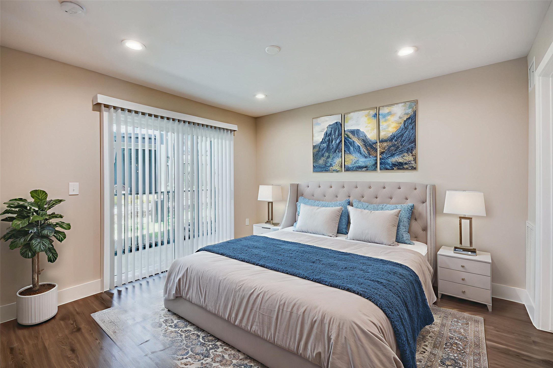 935 La Posada Drive, Unit 142 Austin, TX 78752 - Photo 2 of 28 a bedroom with a large bed and a potted plant