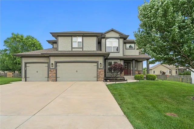 $550,000 | 514 Northeast Viewpark Drive, Lee's Summit, MO 64086