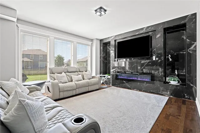 $550,000 | 514 Northeast Viewpark Drive, Lee's Summit, MO 64086