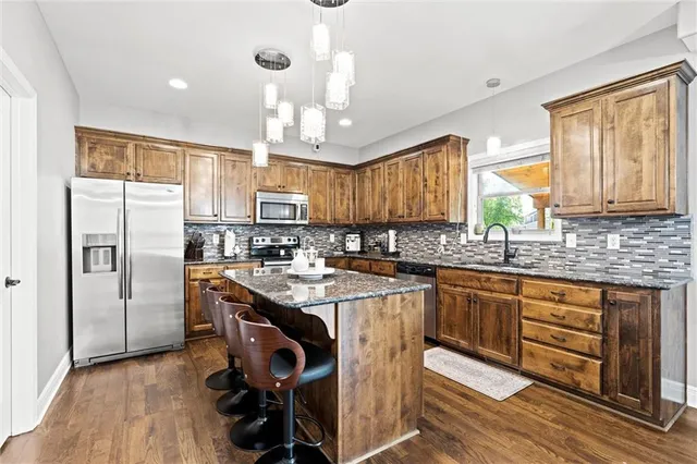 $550,000 | 514 Northeast Viewpark Drive, Lee's Summit, MO 64086