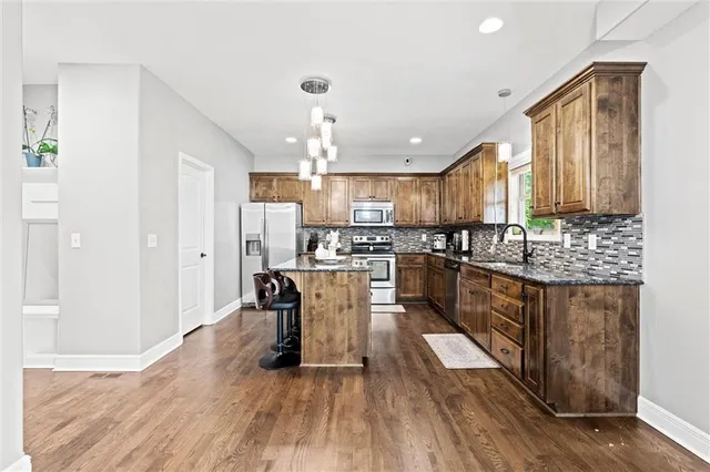 $550,000 | 514 Northeast Viewpark Drive, Lee's Summit, MO 64086