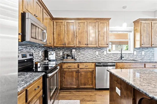 $550,000 | 514 Northeast Viewpark Drive, Lee's Summit, MO 64086