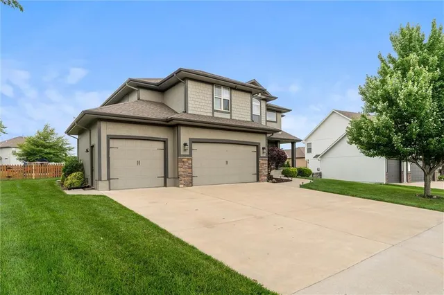 $550,000 | 514 Northeast Viewpark Drive, Lee's Summit, MO 64086