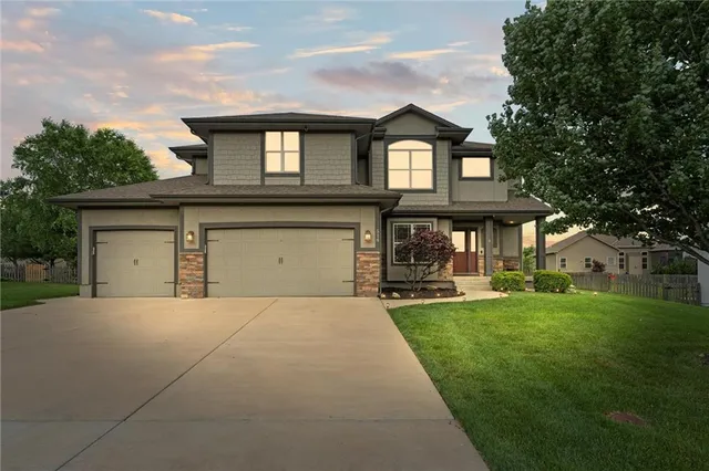 $550,000 | 514 Northeast Viewpark Drive, Lee's Summit, MO 64086