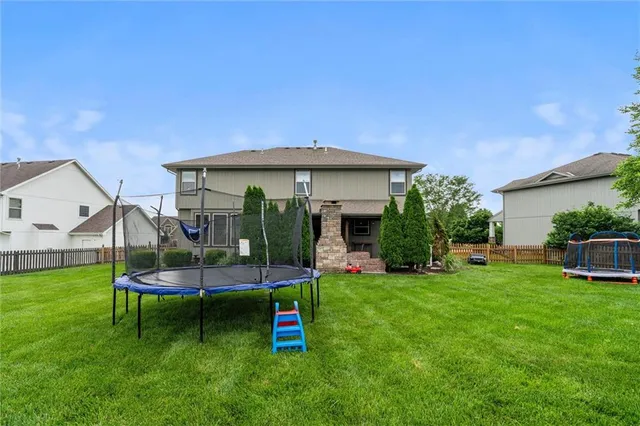 $550,000 | 514 Northeast Viewpark Drive, Lee's Summit, MO 64086
