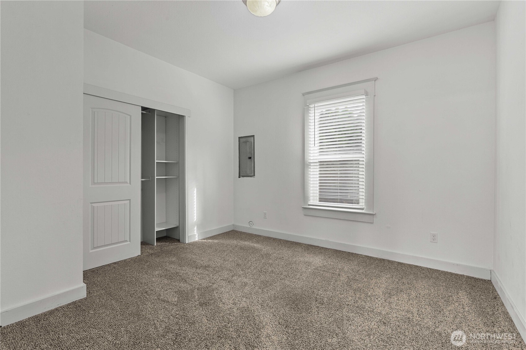 624 West Main Street Sumner, WA 98390 - Photo 15 of 34 an empty room with windows