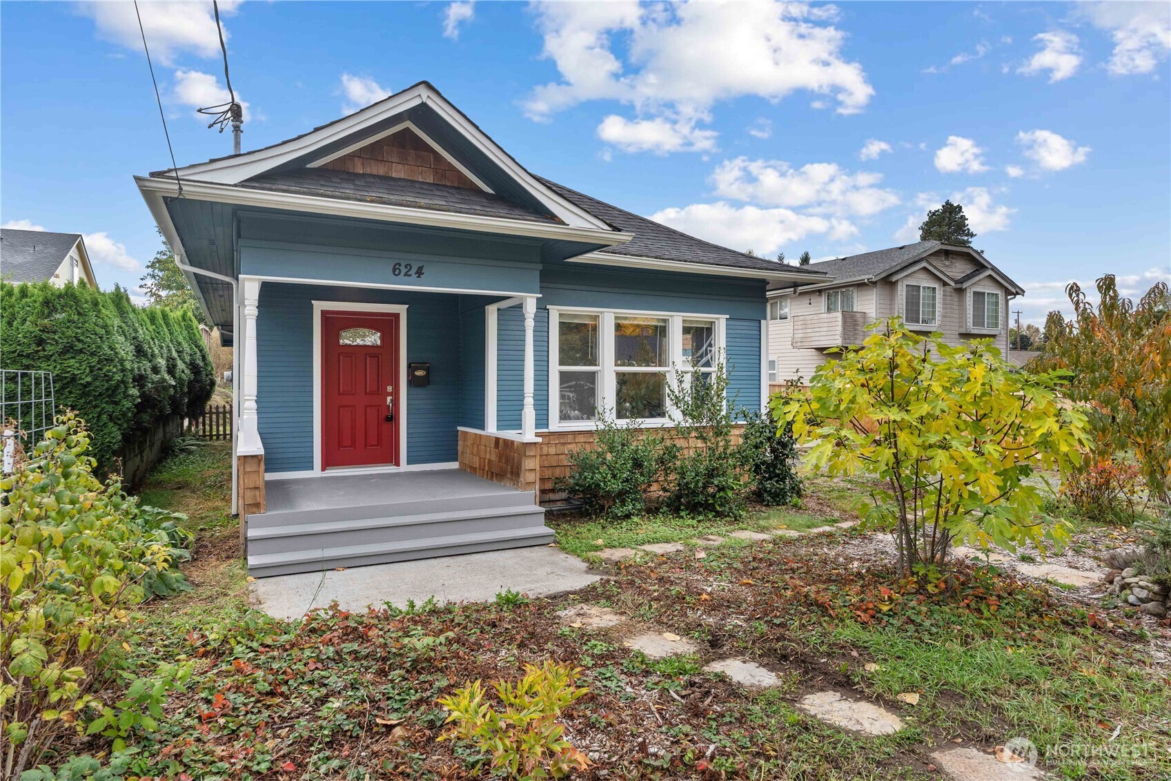 624 West Main Street Sumner, WA 98390 - Photo 2 of 34 a front view of a house with garden