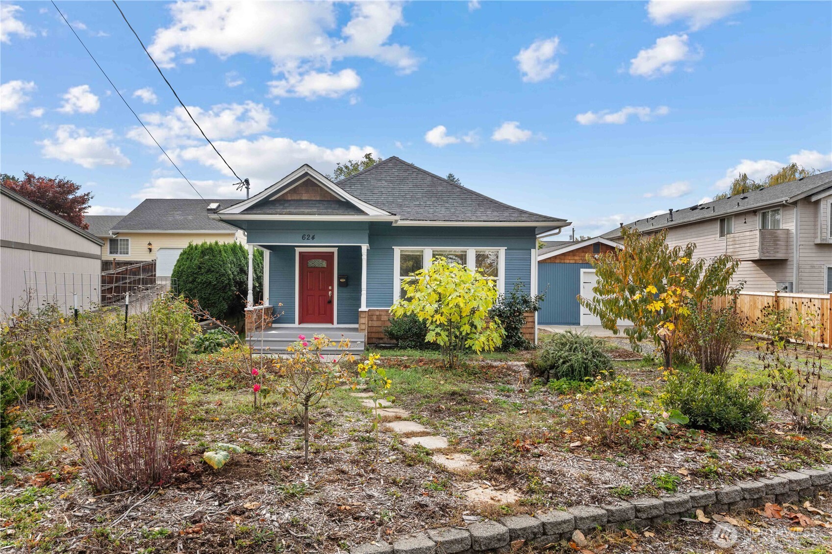 624 West Main Street Sumner, WA 98390 - Photo 3 of 34 a front view of a house with garden
