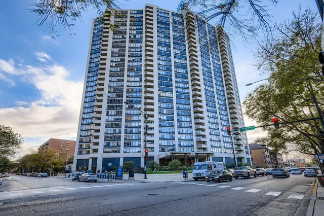 $187,000 | 3930 North Pine Grove Avenue, Unit 1002, Chicago, IL 60613