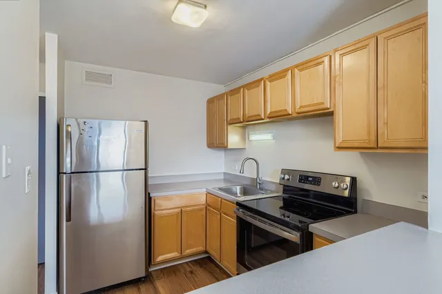 $177,000 | 3930 North Pine Grove Avenue, Unit 1002, Chicago, IL 60613