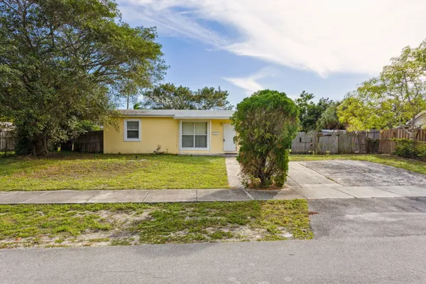 a view of a house with backyard and garden