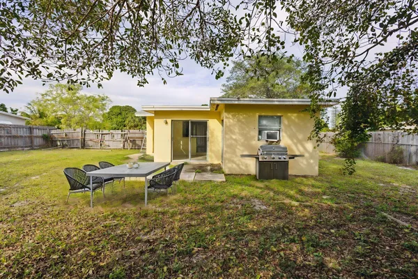 a view of a yard in front of house