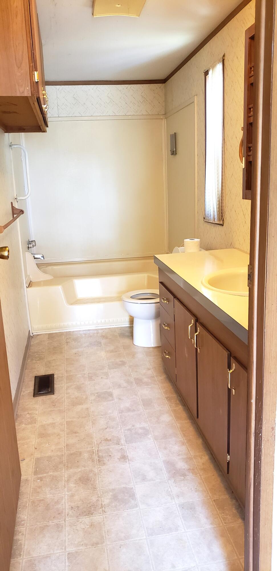 7055 Takilma Road Cave Junction, OR 97523 - Photo 17 of 27 master bath