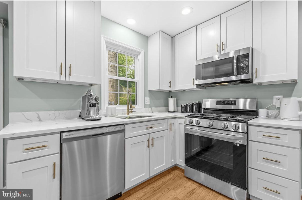 8853 Applecross Lane Springfield, VA 22153 - Photo 3 of 37