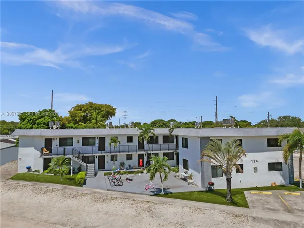 $1,875 | 114 Southeast 8th Street, Unit 102, Hallandale Beach, FL 33009