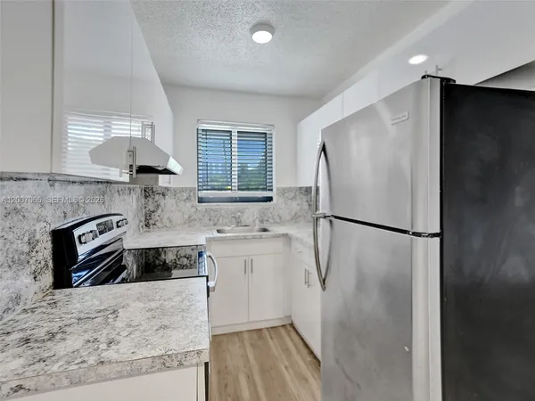 $1,875 | 114 Southeast 8th Street, Unit 102, Hallandale Beach, FL 33009