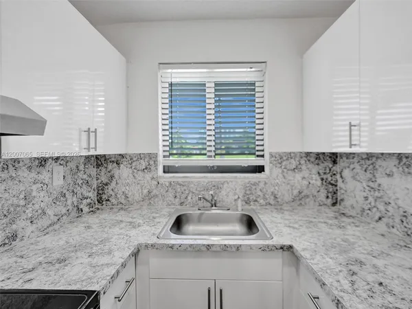 $1,875 | 114 Southeast 8th Street, Unit 102, Hallandale Beach, FL 33009
