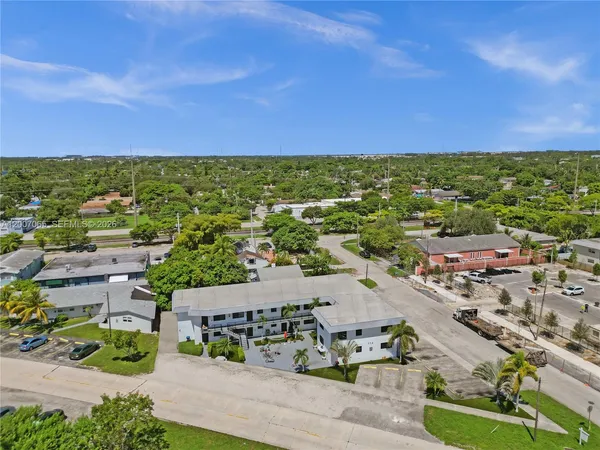 $1,875 | 114 Southeast 8th Street, Unit 102, Hallandale Beach, FL 33009