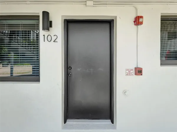 $1,875 | 114 Southeast 8th Street, Unit 102, Hallandale Beach, FL 33009