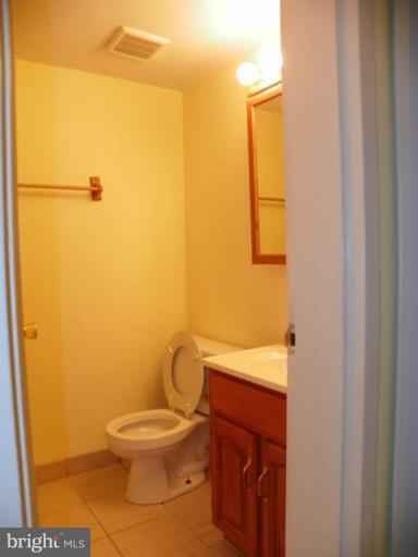 2255 Castle Rock Square, Unit 2B Reston, VA 20191 - Photo 10 of 14 Hall bath