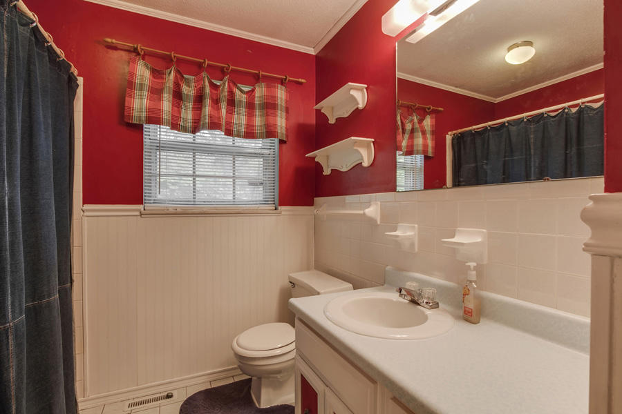 1004 Roderick Road Knoxville, TN 37923 - Photo 28 of 36 2nd Full Bath Upstairs