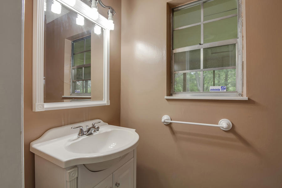 1004 Roderick Road Knoxville, TN 37923 - Photo 8 of 36 Half Bath on Main