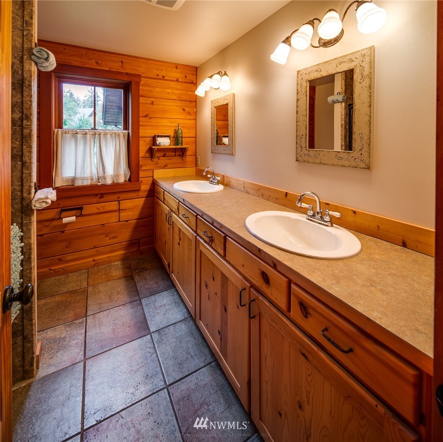 6570 North Star Road Ferndale, WA 98248 - Photo 26 of 39 a bathroom with a sink a mirror and a bathtub