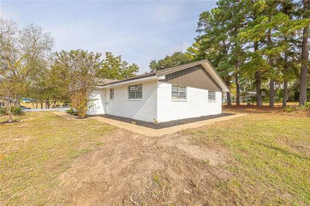 $195,000 | 707 Norwood Lane, Hearne, TX 77859
