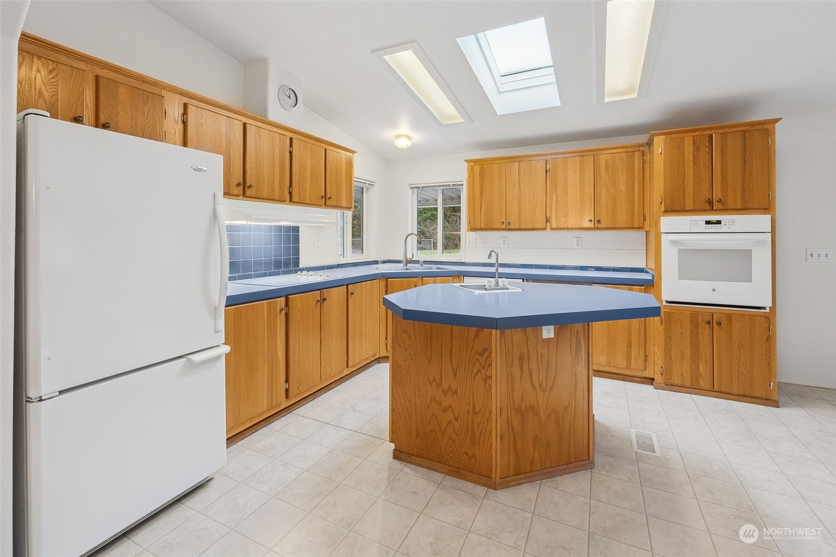 7420 Rainier Road Southeast Olympia, WA 98513 - Photo 10 of 30 Gallery Image 10